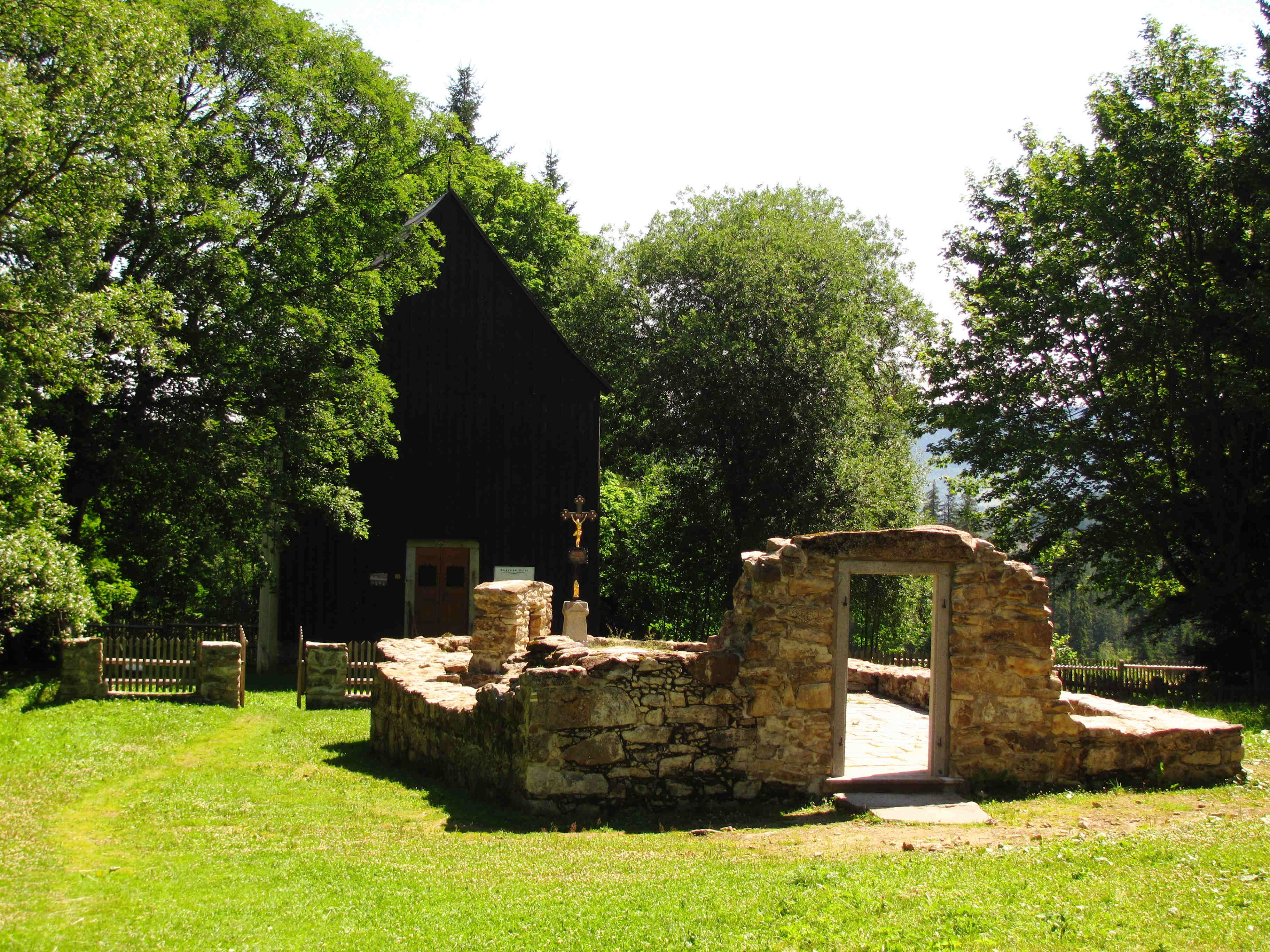 Bývalý kostel sv. Vincence Ferrarského a hřbitovní kaple sv. Kříže (zaniklá osada Hůrka)